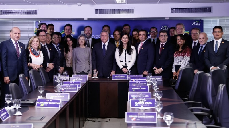 foto posada dos PGEs, presidente da república, presidente do supremo tribunal federal e advogada-geral da união, ministra grace mendonça