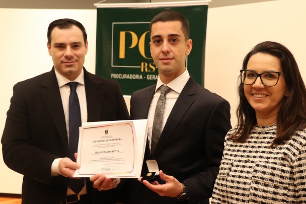 Entrega do certificado de investidura no cargo e do distintivo de lapela