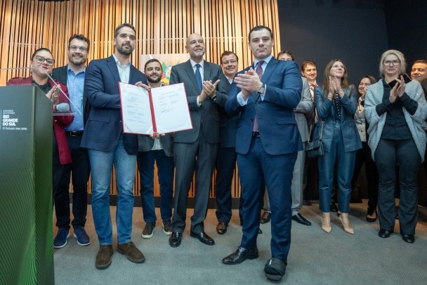 Estado assina contrato de venda e conclui a privatização da Corsan