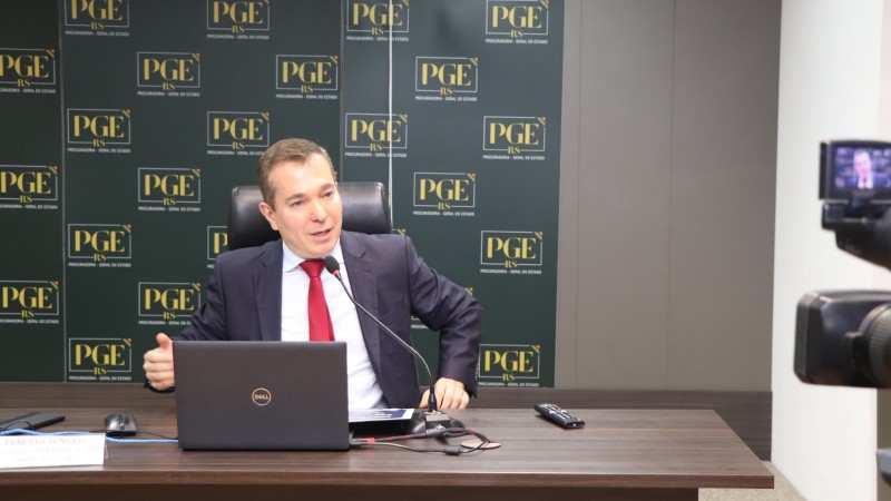 Diretor da ESAE-PGERS, procurador Ernesto José Toniolo, destacou a importância do Teses e Dissertações para a PGE-RS