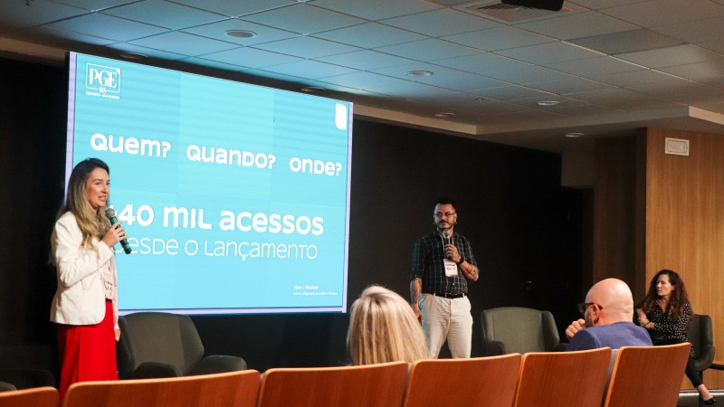 A jornalista Vanessa Schneider e o publicitário da ACS Thiago Alvarenga apresentaram o case de comunicação interna