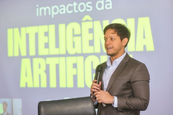 Em sua palestra, Perona abordou a importância da adoção da IA no sistema de advocacia e os desafios que ela impõe