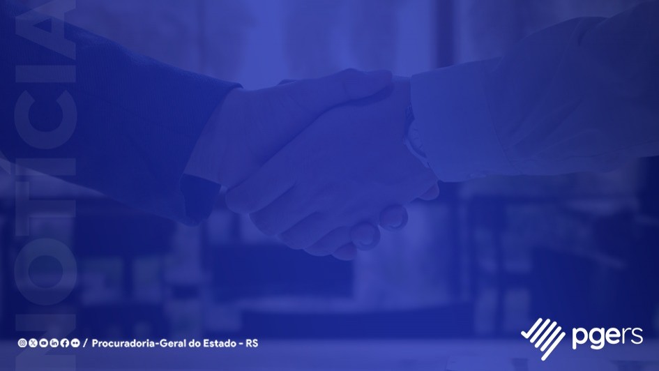 Card em azul, com as informa&ccedil;&otilde;es da PGE-RS, no fundo, duas m&atilde;os em sinal de acordo