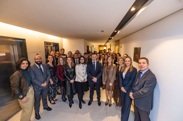 Procurador-geral do Estado com toda a equipe da Regional de Canoas.